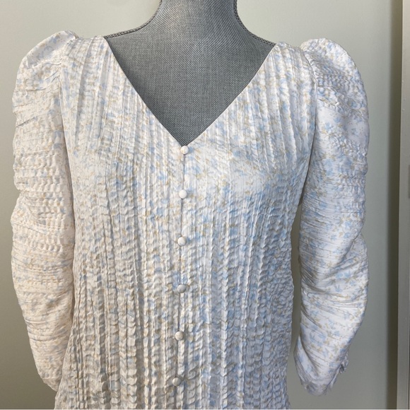 RW&Co NWOT pleated floral pullover White and Blue Blouse. Pull sleeves. - Picture 2 of 10